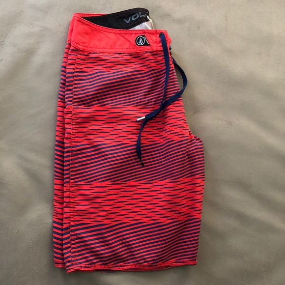 Volcom Red Stripe Board Shorts, Size 30 - Picture 5 of 5
